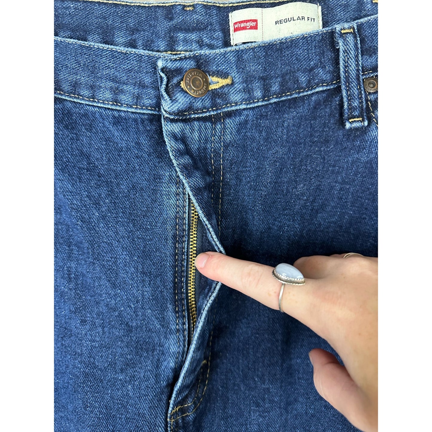 Men’s Wrangler Medium/ Dark Wash ‘Regular Fit’ Blue Jeans/ Denim Size 42x30