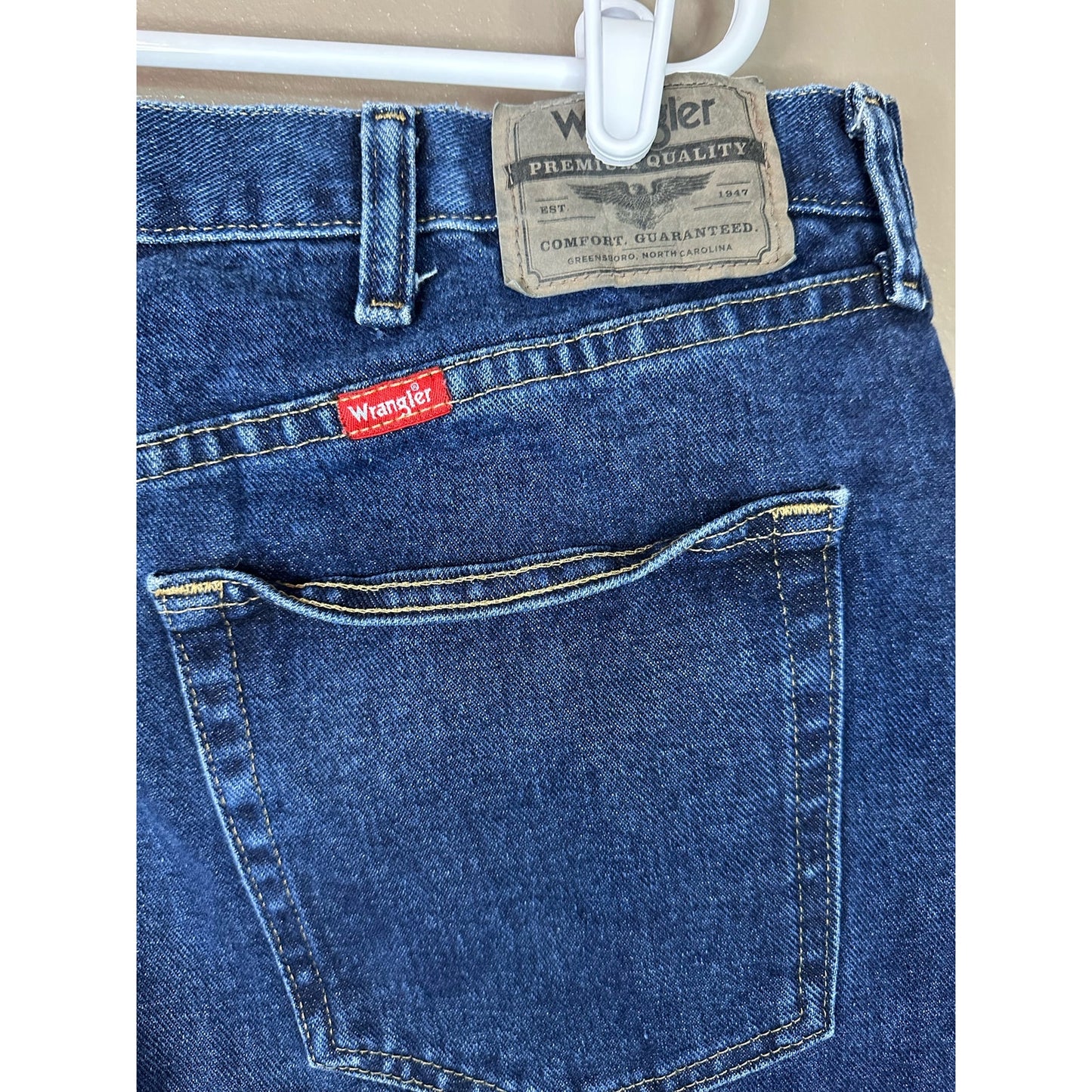 Men’s Wrangler Medium/ Dark Wash ‘Regular Fit’ Blue Jeans/ Denim Size 42x30