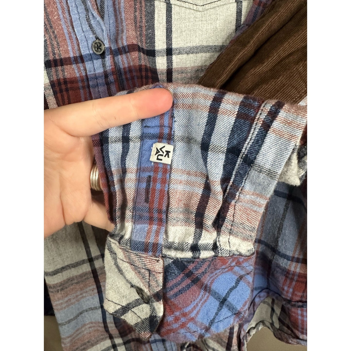 Men’s Kavu is Long Sleeve Blue Brown Plaid Elbow Patch Button Down Size Large