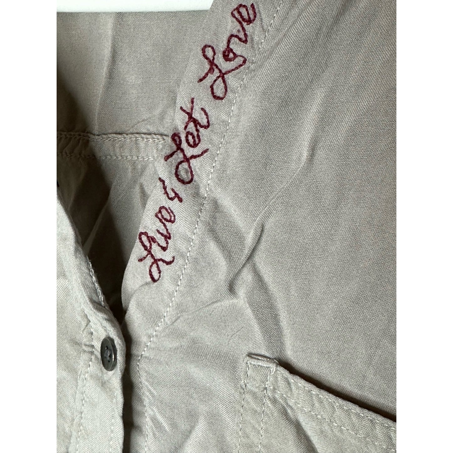 Rock & Republic ‘Live & Let Love” Embroidery Button Up Blouse Size M