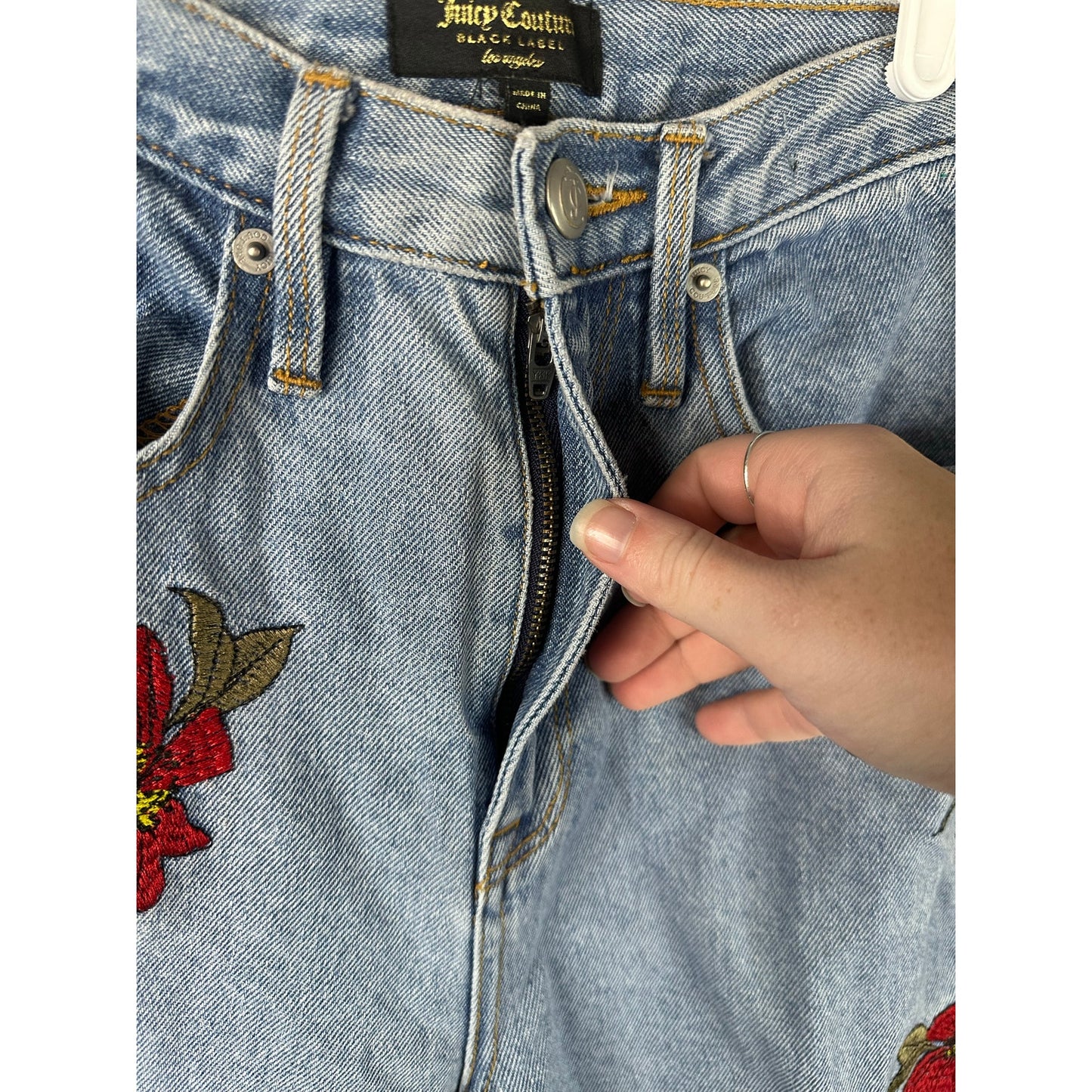 Juicy Couture Black Label ‘Girlfriend’ Embroidered Flowers Blue Jeans Size 25