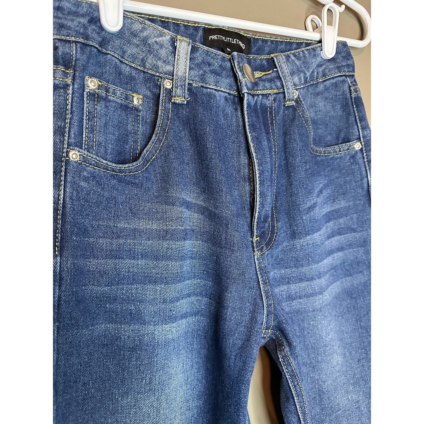 PrettyLittleThing Cheeky Ripped Mom High Waisted Jeans Size 6