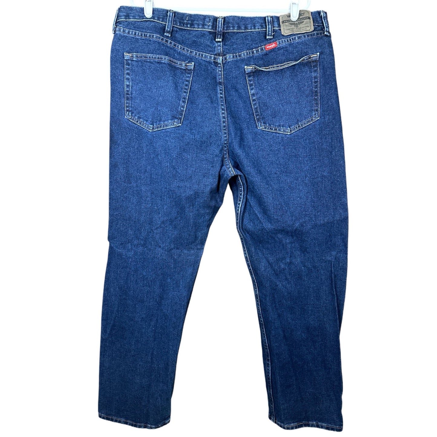 Men’s Wrangler Medium/ Dark Wash ‘Regular Fit’ Blue Jeans/ Denim Size 42x30