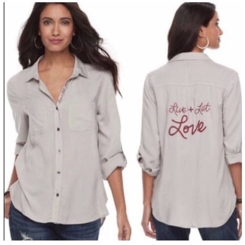 Rock & Republic ‘Live & Let Love” Embroidery Button Up Blouse Size M